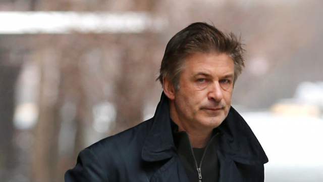Alec Baldwin cita choque e tristeza após morte de colega em set