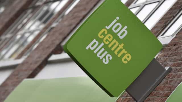 Pedidos de auxílio-desemprego nos EUA caem 6 mil na semana, a 290 mil