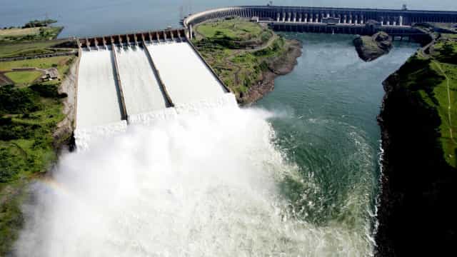 Tempestade desliga 5 turbinas de Itaipu e obriga usina a verter água
