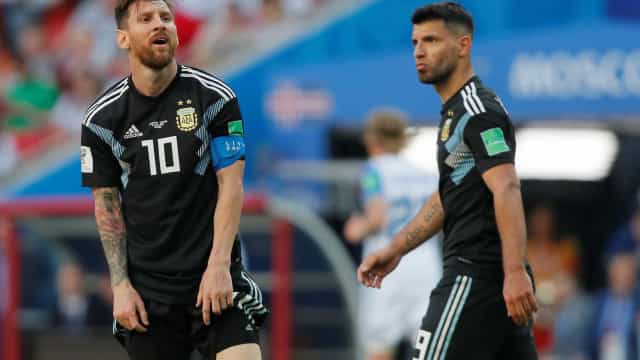 Agüero diz que não se arrepende de acertar com Barcelona mesmo com saída de Messi