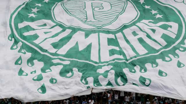 Torcida do Palmeiras exige retratação de Luiz Adriano por sinal de silêncio