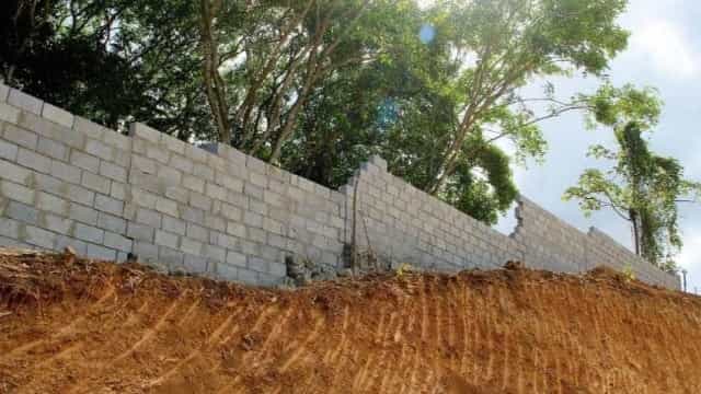 Menina de 8 anos é esmagada por muro de concreto no Recife