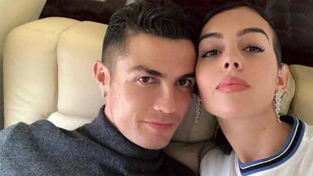 Cristiano Ronaldo confirma gravidez da mulher e anuncia que casal espera gêmeos