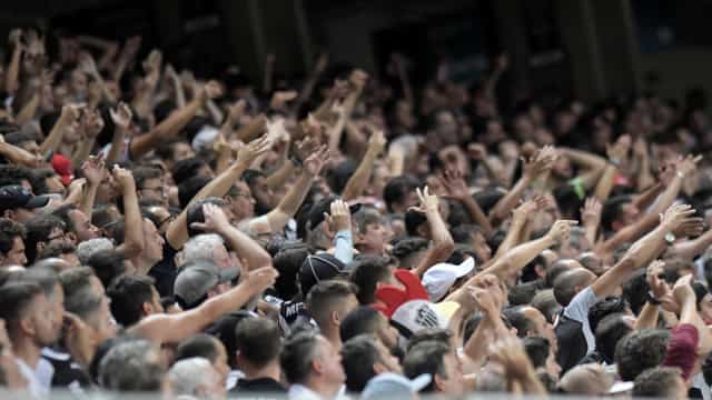 Com torcida nos estádios, jogadores voltam a encarar insultos e até perseguição