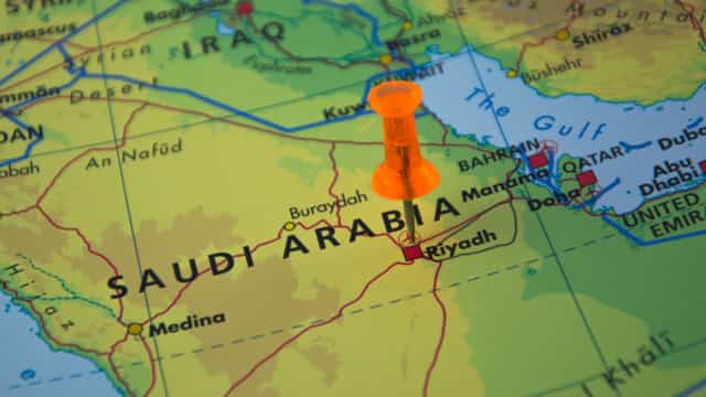 Arábia Saudita resiste aos apelos para cortar investimentos em petróleo