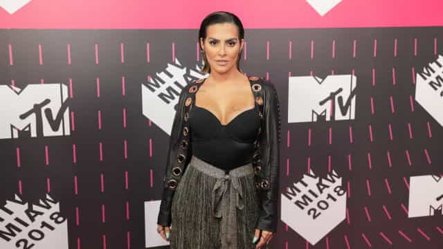 Cleo recebe declaração do marido no dia do aniversário