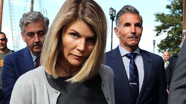 Lori Loughlin desembolsa R$ 2,8 mi para bancar estudantes após deixar prisão
