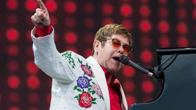 Elton John: "Me tornei viciado em drogas e alcoólico, aprendi a lição"