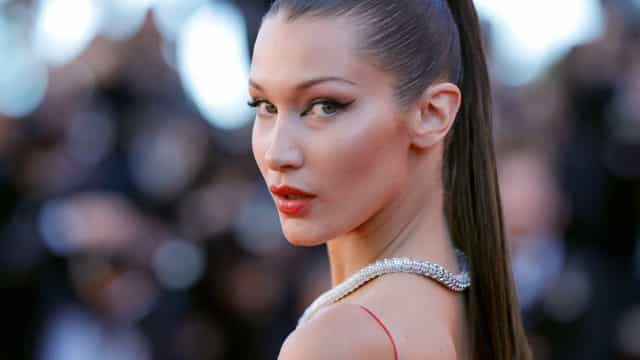 Bella Hadid surpreende fãs ao aparecer ruiva