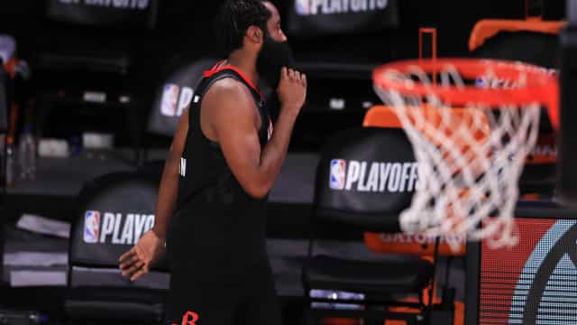 James Harden reclama de mudança de regra na NBA: ‘Uma falta é uma falta’