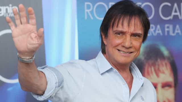 Roberto Carlos fala sobre perna amputada para roteiro de série sobre a sua vida