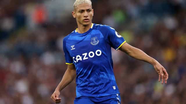 Richarlison volta a treinar e pode atuar neste final de semana pelo Everton