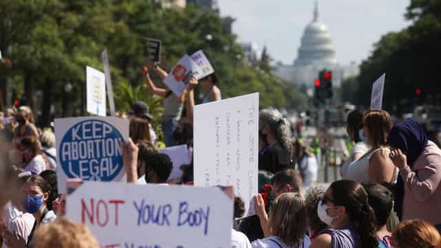 Milhares saem às ruas nos EUA em defesa do direito ao aborto