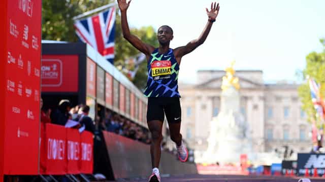 Etíope Sisay Lemma e queniana Joyciline Jepkosgei vencem a Maratona de Londres