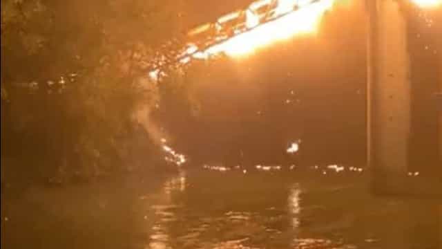 Incêndio de grandes dimensões atinge ponte histórica em Roma