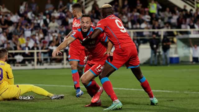 Napoli vira sobre a Fiorentina, mantém campanha perfeita e liderança do Italiano