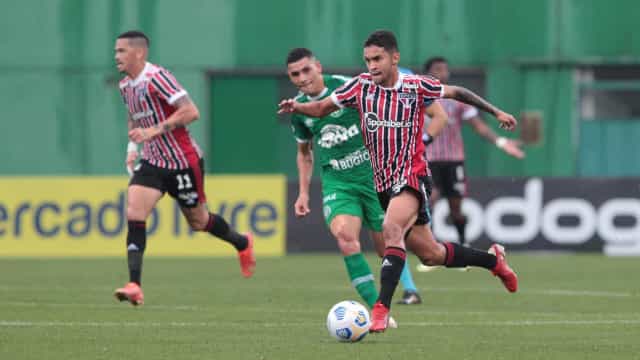 São Paulo desperdiça chances, empata com Chapecoense e amarga 3º jogo sem vencer