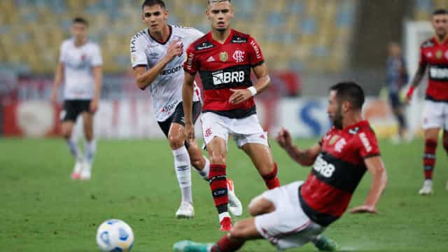 Flamengo atropela Athletico-PR e joga pressão sobre o Palmeiras