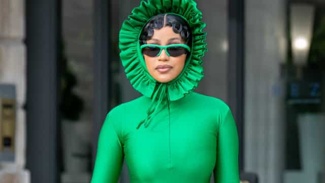 O visual muito verde (e excêntrico) de Cardi B que está dando que falar
