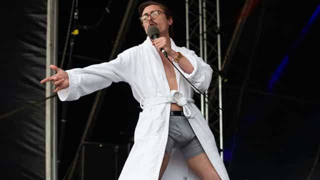 Quem é Marc Rebillet, DJ e youtuber que ficou famoso ao fazer shows só de cueca