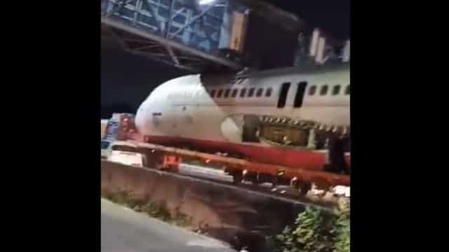 Avião da Air India fica preso em viaduto junto ao aeroporto de Nova Deli