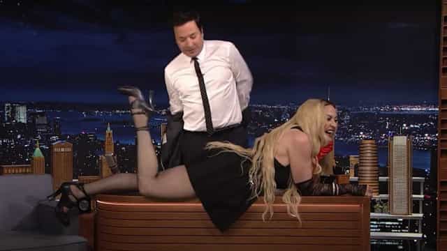 Madonna deixa Jimmy Fallon atrapalhado ao mostrar bumbum em entrevista