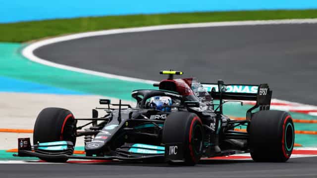 Hamilton é mais rápido, mas larga em 11.º com punição; Bottas é o pole