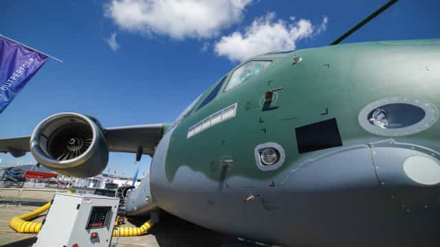 Cargueiro vendido a Portugal faz 1º voo pilotado por estrangeiros