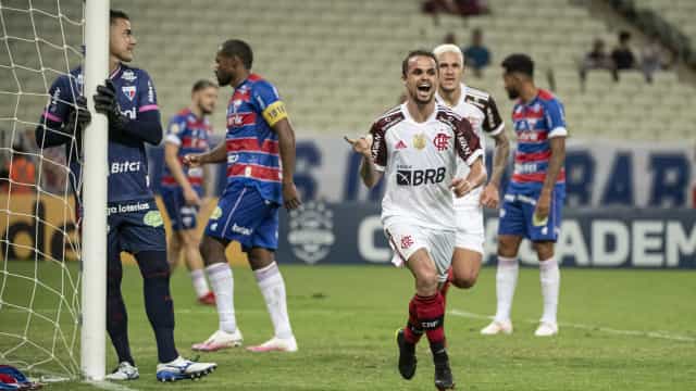 Flamengo faz 3 gols em 6 minutos, derrota Fortaleza fora e assume vice liderança