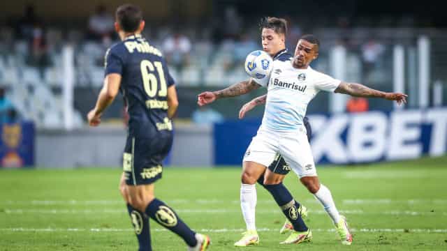 Com gol nos acréscimos, Santos supera o Grêmio e deixa a zona de rebaixamento