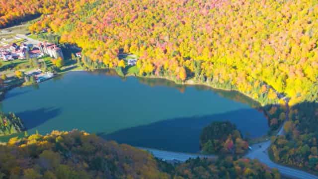 Drone capta as cores de outono em New Hampshire