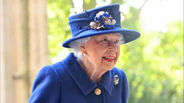Rainha Elizabeth é hospitalizada e passa por exames