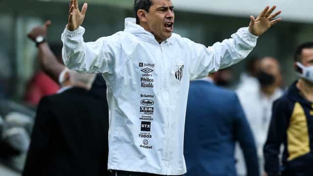 Fábio Carille evita falar de arbitragem e lamenta falhas no jogo aéreo do Santos