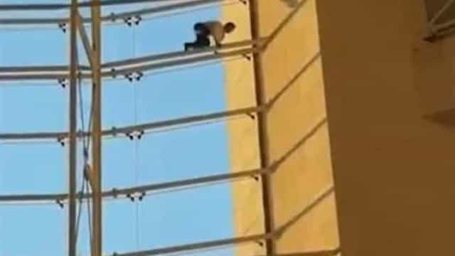 Homem escala estrutura no Aeroporto de Lisboa e cai de altura de 4 metros