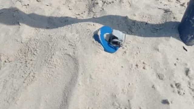 Artefato explosivo é achado na areia da praia de Copacabana, no Rio
