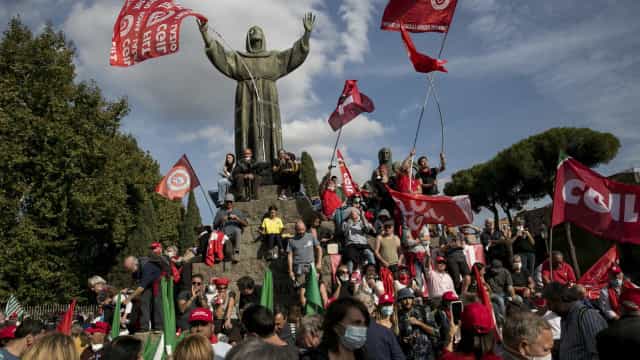 Milhares vão às ruas em Roma para pedir fim de partido de extrema direita