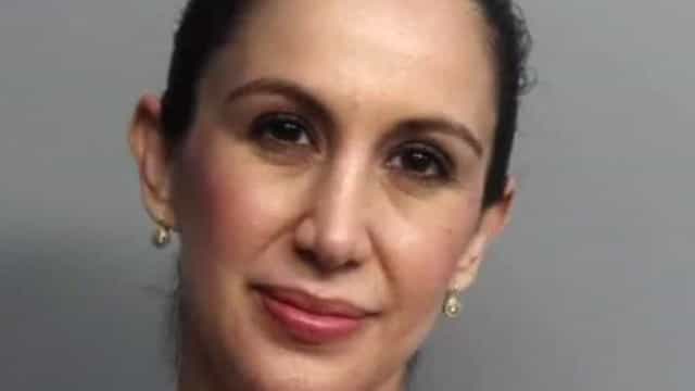 Professora grávida detida por ter relações com aluno menor nos EUA