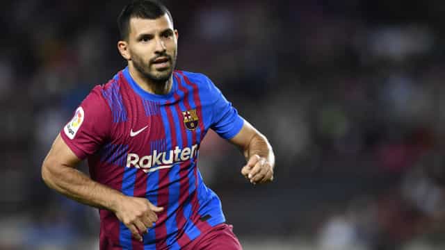 Após sentir dores no peito em campo, Agüero passa noite em hospital de Barcelona