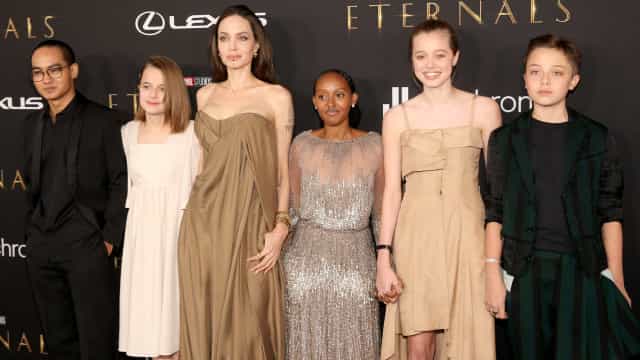 Filha de Angelina Jolie brilha com vestido usado pela atriz no Oscar