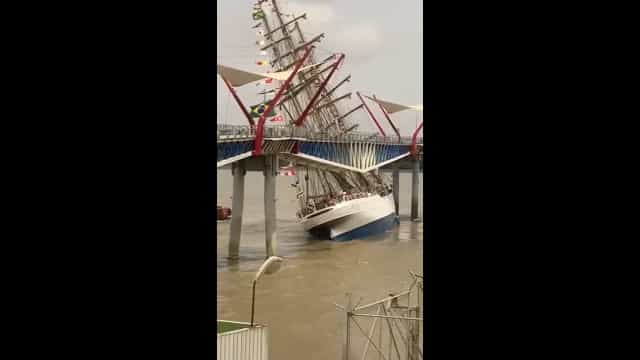 Navio-veleiro Cisne-Branco da Marinha se choca contra ponte no Equador