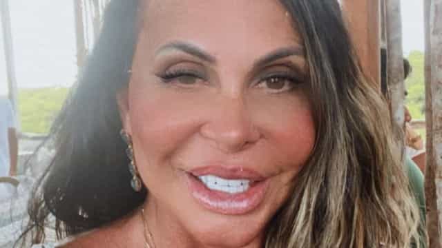 Gretchen impressiona fãs ao posar com a filha de biquíni