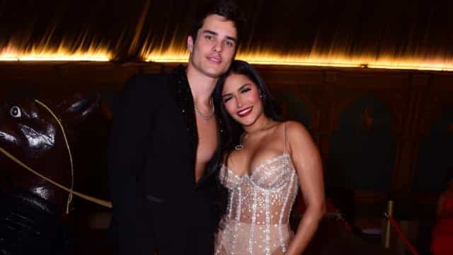 Flay dá festão de aniversário e é pedida em casamento pelo namorado