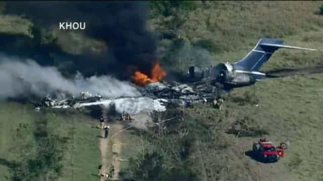 Avião que levaria torcedores a jogo de beisebol nos EUA derrapa e deixa 2 feridos