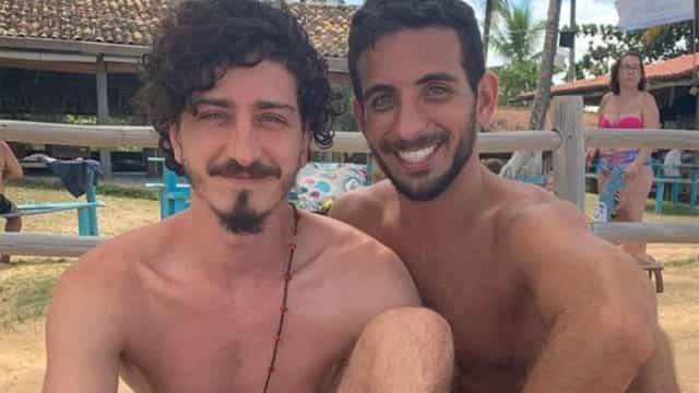 Johnny Massaro revela namoro de 8 meses com amigo de infância