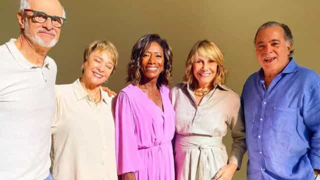 Gloria Maria celebra encontro com atores ao gravar mensagem de fim ano