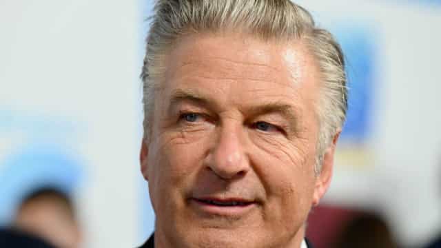 ‘Meu coração está partido’, diz Alec Baldwin sobre tiro em set
