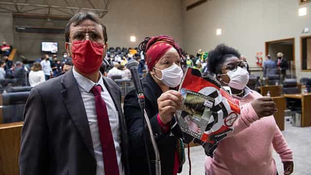 Manifestante diz que chamado divino o fez levar cartaz com suástica para Câmara de Porto Alegre