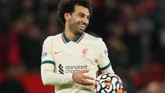Salah faz três gols, Ronaldo passa em branco, e Liverpool massacra o United