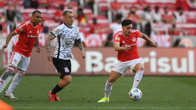 Corinthians consegue virada, cede empate ao Inter no fim e fica distante do G-4