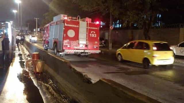 Ônibus com ritmistas da Unidos de Padre Miguel tomba em avenida do Rio